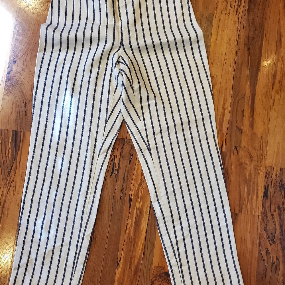 Laundry By Shelli Segal White and Navy Vertical Stripe Cropped Pants